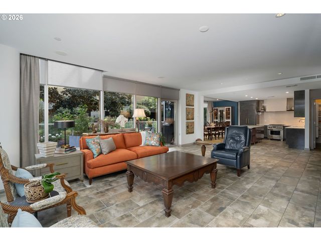 836 S CURRY St 102, Portland, OR 97239