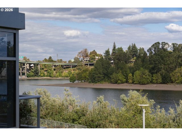 836 S CURRY St 102, Portland, OR 97239