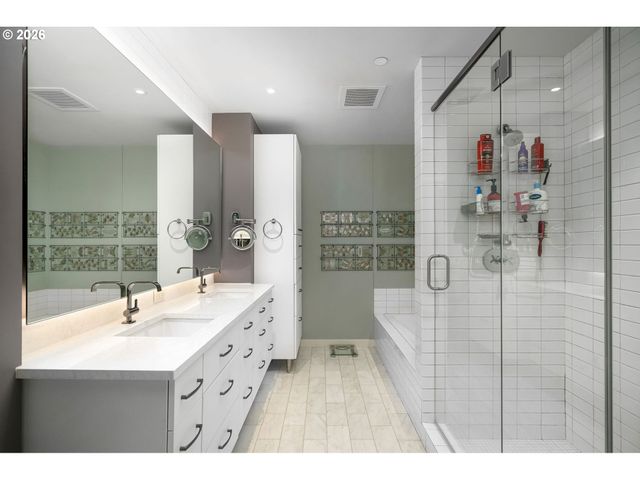 836 S CURRY St 102, Portland, OR 97239