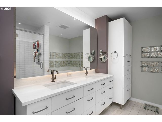 836 S CURRY St 102, Portland, OR 97239