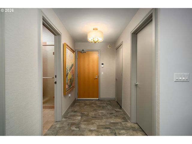 836 S CURRY St 102, Portland, OR 97239