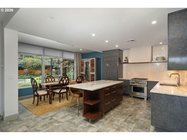 836 S CURRY St 102, Portland, OR 97239