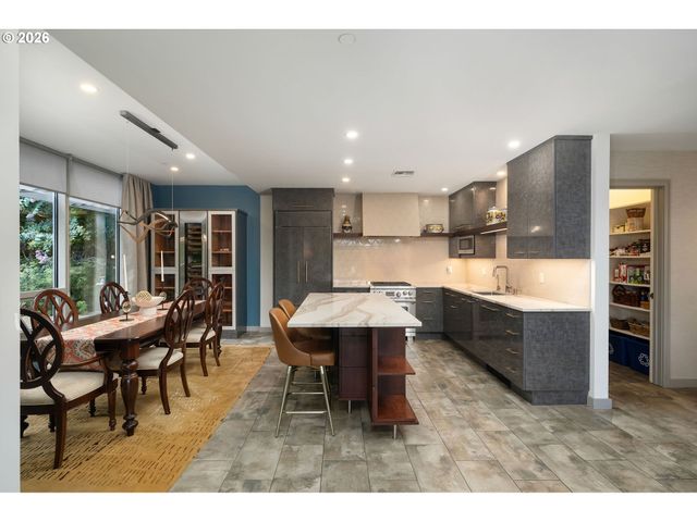 836 S CURRY St 102, Portland, OR 97239