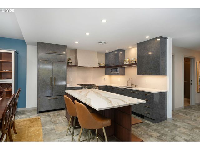 836 S CURRY St 102, Portland, OR 97239