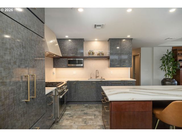 836 S CURRY St 102, Portland, OR 97239