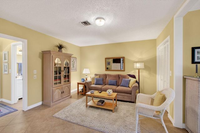 17 SE Turtle Creek Drive D, Jupiter, FL 33469