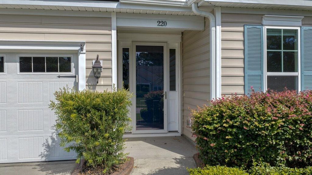 Image 4 of property listing at 220 Tupelo Lake Drive, Summerville, SC 29486