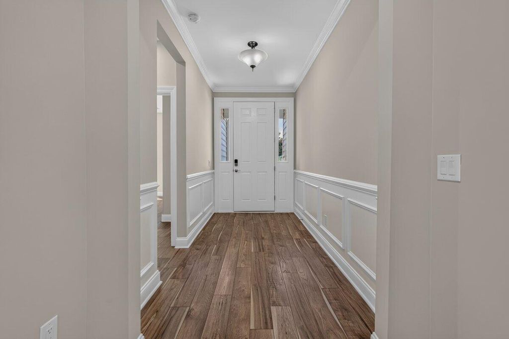 Image 6 of property listing at 220 Tupelo Lake Drive, Summerville, SC 29486