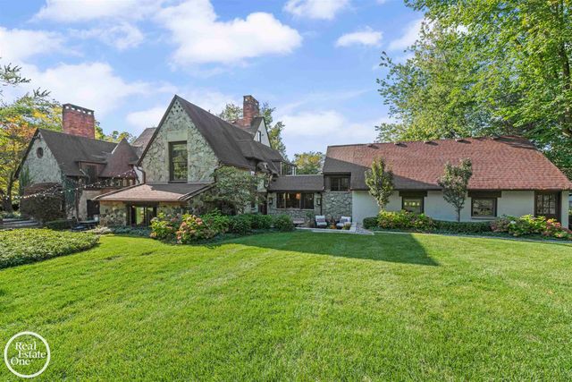 242 Lewiston Road, Grosse Pointe Farms, MI 48236