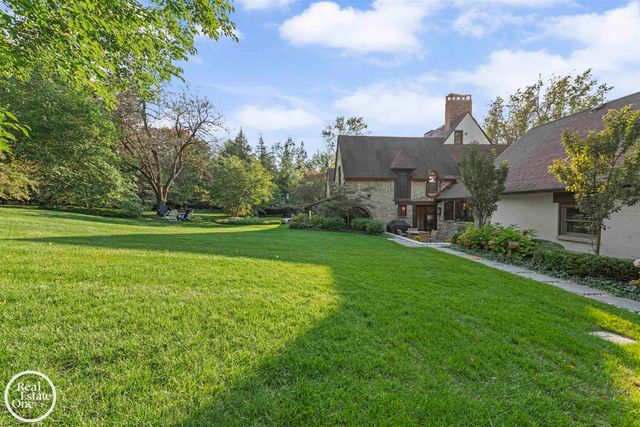 242 Lewiston Road, Grosse Pointe Farms, MI 48236