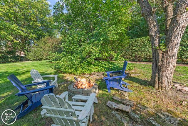 242 Lewiston Road, Grosse Pointe Farms, MI 48236