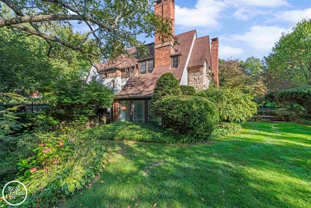 242 Lewiston Road, Grosse Pointe Farms, MI 48236