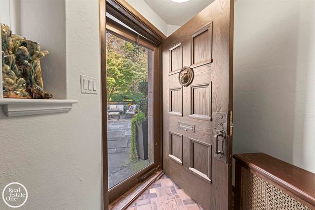 242 Lewiston Road, Grosse Pointe Farms, MI 48236