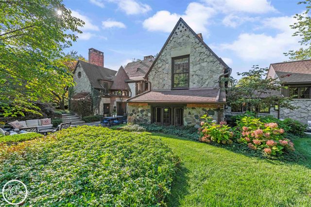 242 Lewiston Road, Grosse Pointe Farms, MI 48236