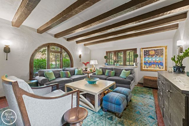 242 Lewiston Road, Grosse Pointe Farms, MI 48236