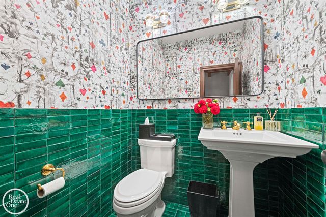 242 Lewiston Road, Grosse Pointe Farms, MI 48236