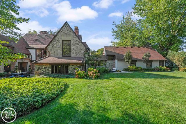 242 Lewiston Road, Grosse Pointe Farms, MI 48236