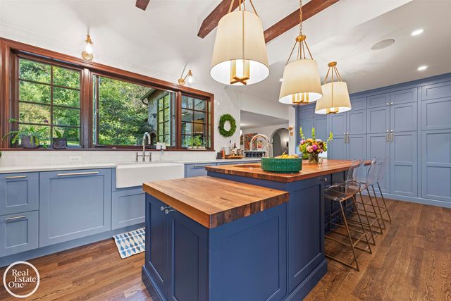 242 Lewiston Road, Grosse Pointe Farms, MI 48236