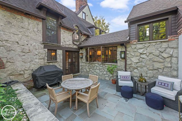 242 Lewiston Road, Grosse Pointe Farms, MI 48236