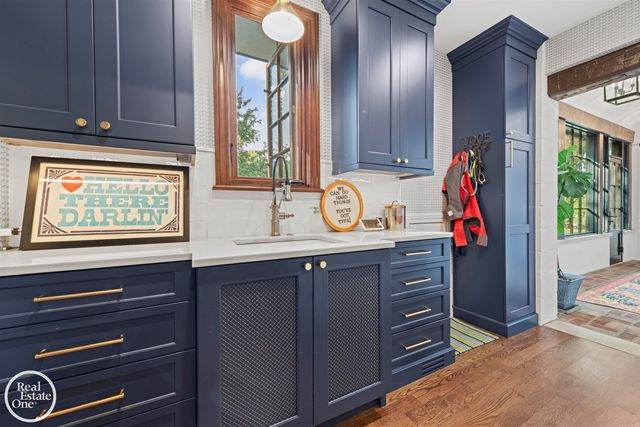 242 Lewiston Road, Grosse Pointe Farms, MI 48236