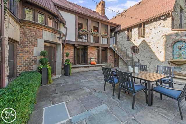 242 Lewiston Road, Grosse Pointe Farms, MI 48236