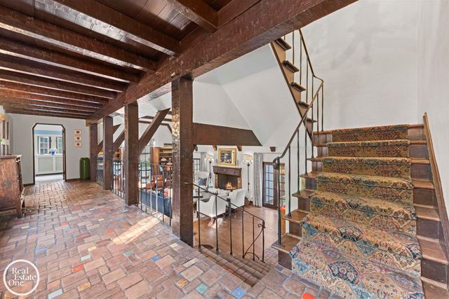 242 Lewiston Road, Grosse Pointe Farms, MI 48236