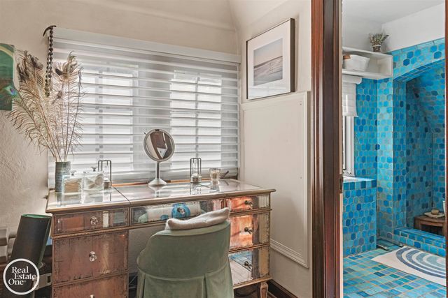 242 Lewiston Road, Grosse Pointe Farms, MI 48236