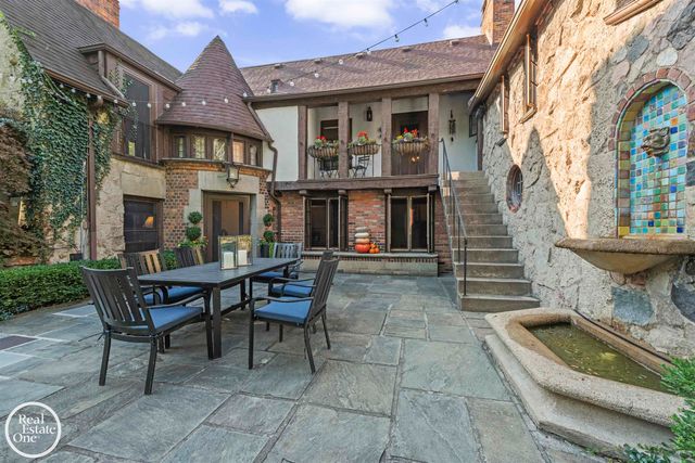 242 Lewiston Road, Grosse Pointe Farms, MI 48236