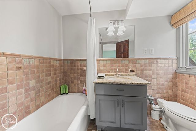 242 Lewiston Road, Grosse Pointe Farms, MI 48236