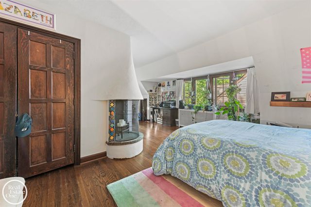 242 Lewiston Road, Grosse Pointe Farms, MI 48236