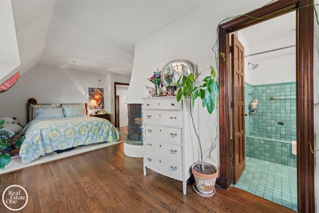 242 Lewiston Road, Grosse Pointe Farms, MI 48236