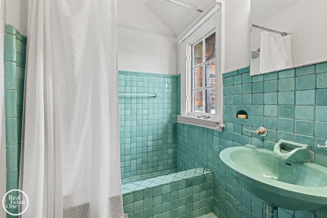 242 Lewiston Road, Grosse Pointe Farms, MI 48236