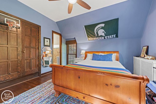 242 Lewiston Road, Grosse Pointe Farms, MI 48236