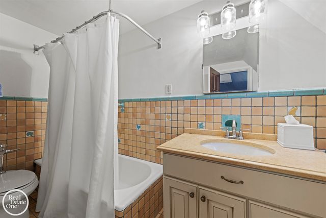 242 Lewiston Road, Grosse Pointe Farms, MI 48236