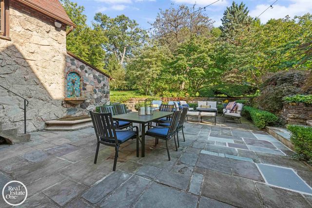 242 Lewiston Road, Grosse Pointe Farms, MI 48236