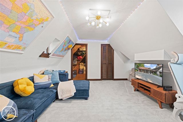 242 Lewiston Road, Grosse Pointe Farms, MI 48236