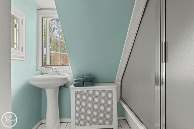 242 Lewiston Road, Grosse Pointe Farms, MI 48236