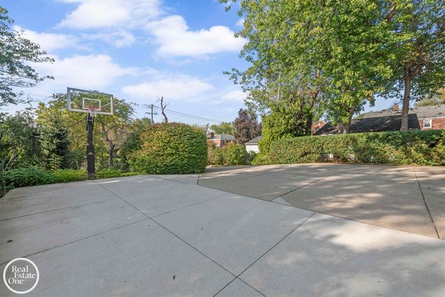 242 Lewiston Road, Grosse Pointe Farms, MI 48236