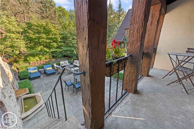 242 Lewiston Road, Grosse Pointe Farms, MI 48236