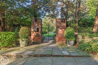 242 Lewiston Road, Grosse Pointe Farms, MI 48236