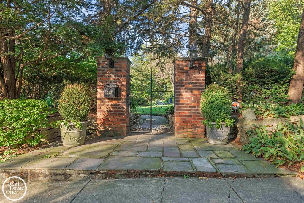 242 Lewiston Road, Grosse Pointe Farms, MI 48236