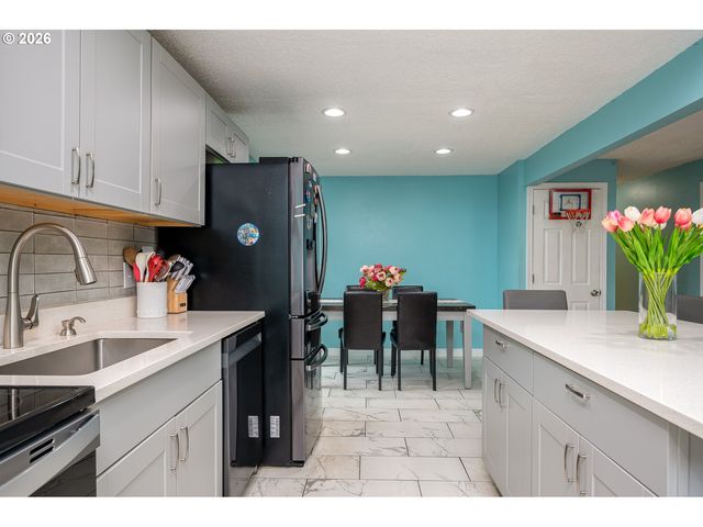 2022 Se 143RD Ave, Portland, OR 97233