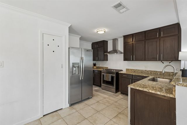714 NW 6th Street, Grand Prairie, TX 75050