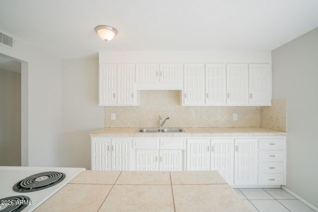 8017 W MEADOWBROOK Avenue, Phoenix, AZ 85033