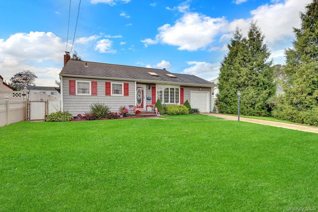 820 N Hamilton Avenue, Lindenhurst, NY 11757