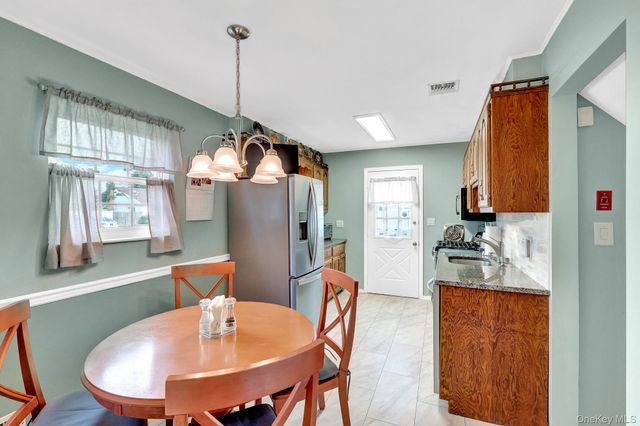 820 N Hamilton Avenue, Lindenhurst, NY 11757