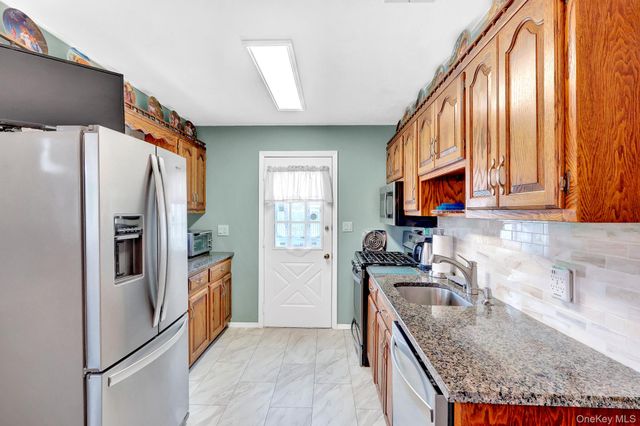 820 N Hamilton Avenue, Lindenhurst, NY 11757