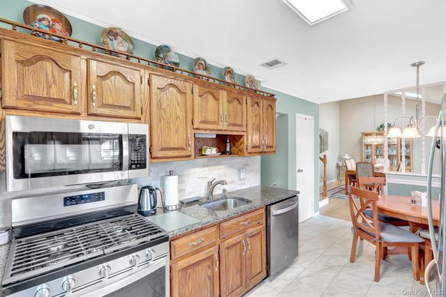 820 N Hamilton Avenue, Lindenhurst, NY 11757