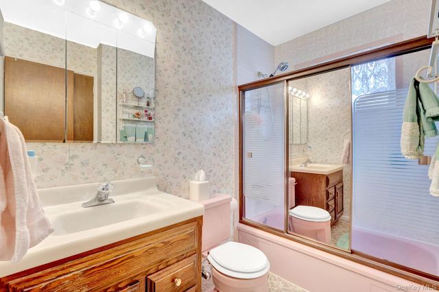 820 N Hamilton Avenue, Lindenhurst, NY 11757