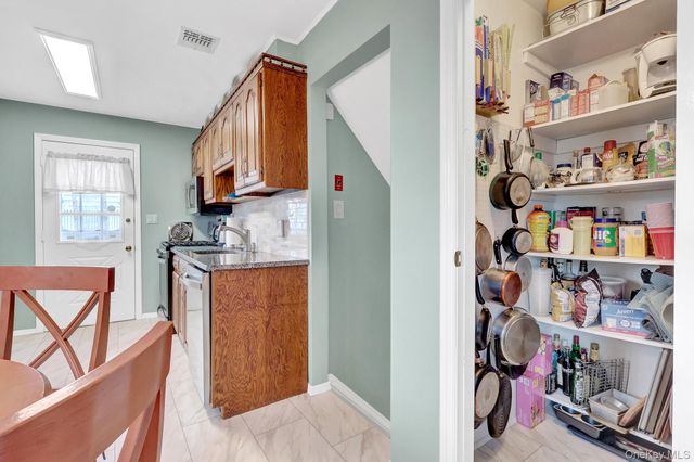 820 N Hamilton Avenue, Lindenhurst, NY 11757